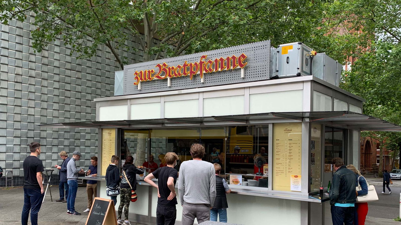 Berlins beste Sommerorte / Zur Bratpfanne / Currywurst-Bude / Imbiss