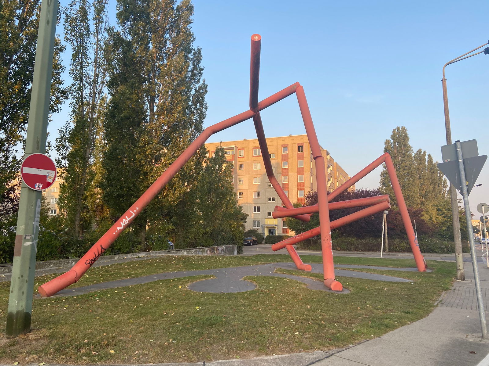 Rote Rohrgebilde in Hellersdorf | Der Zeichner