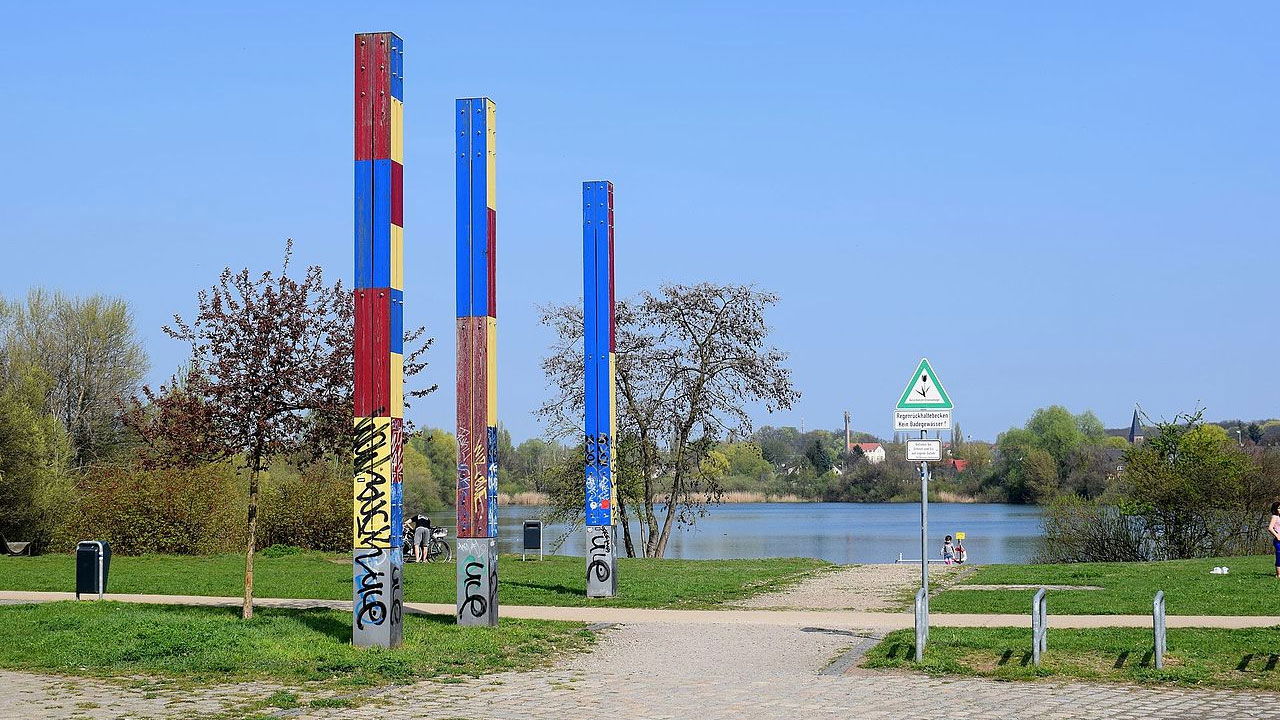 Ist das Kunst oder kann das weg Bunte Balken in Biesdorf