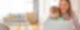 Mama arbeitet mit Kind zuhause