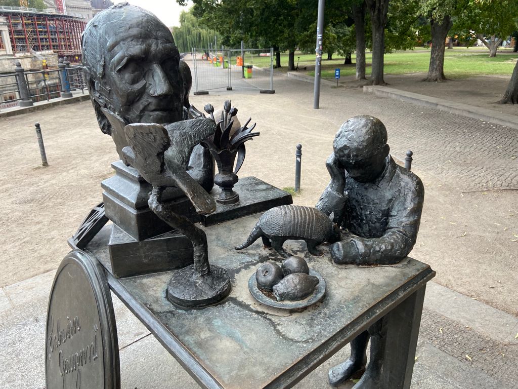 Ist das Kunst, oder kann das weg? - Ein Kopf und zwei Kinder im James-Simon-Park