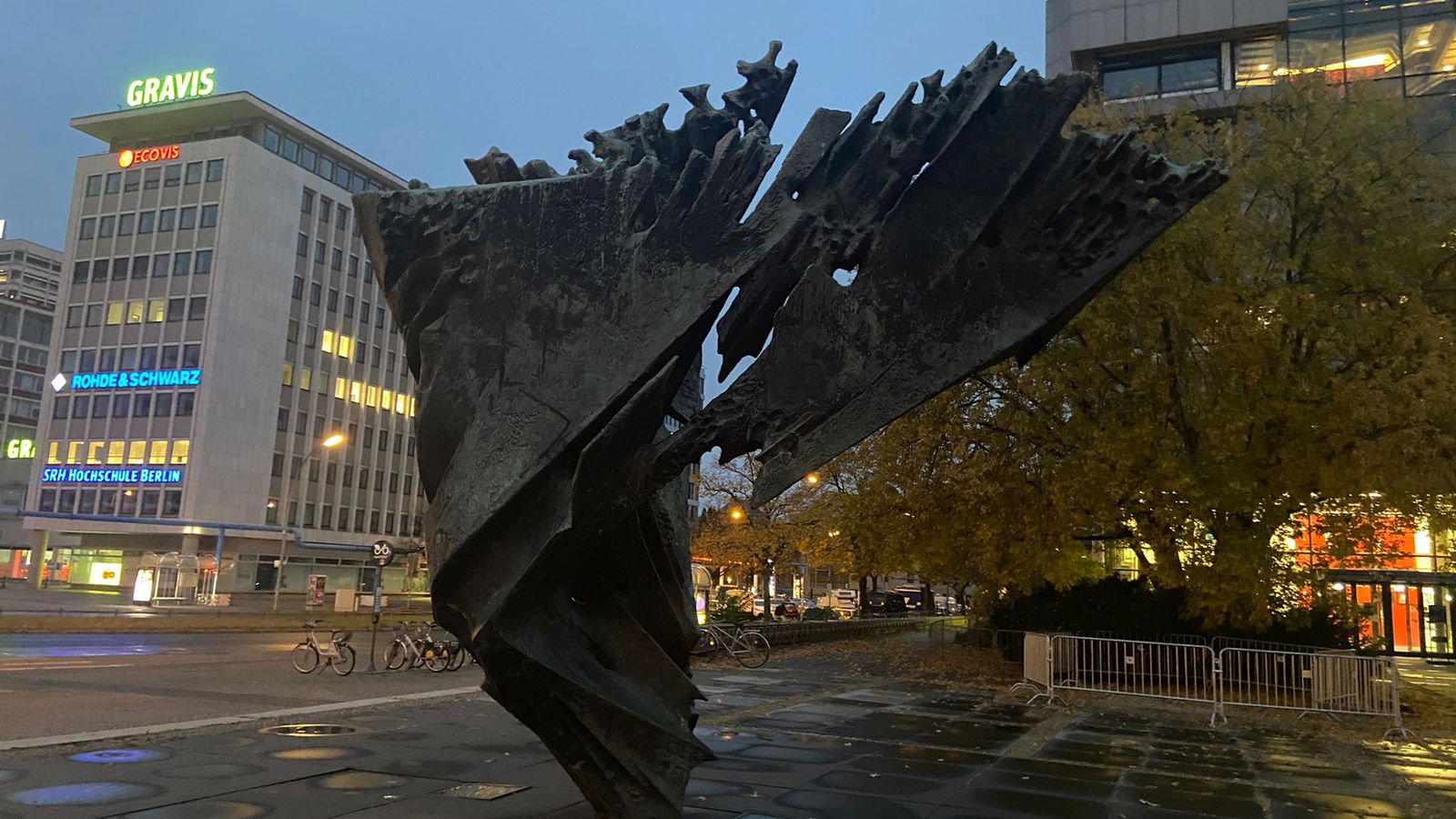 IDKOKDW-Die-Fackel-vorm-Ernst-Reuter-Platz