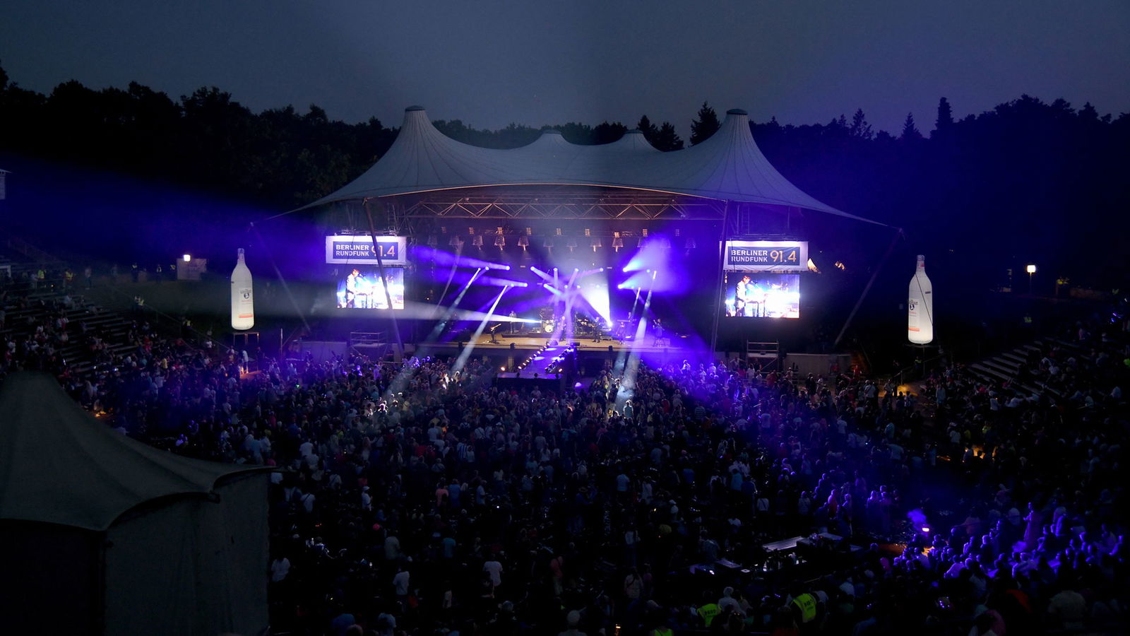 Die Bühne mit Beleuchtung