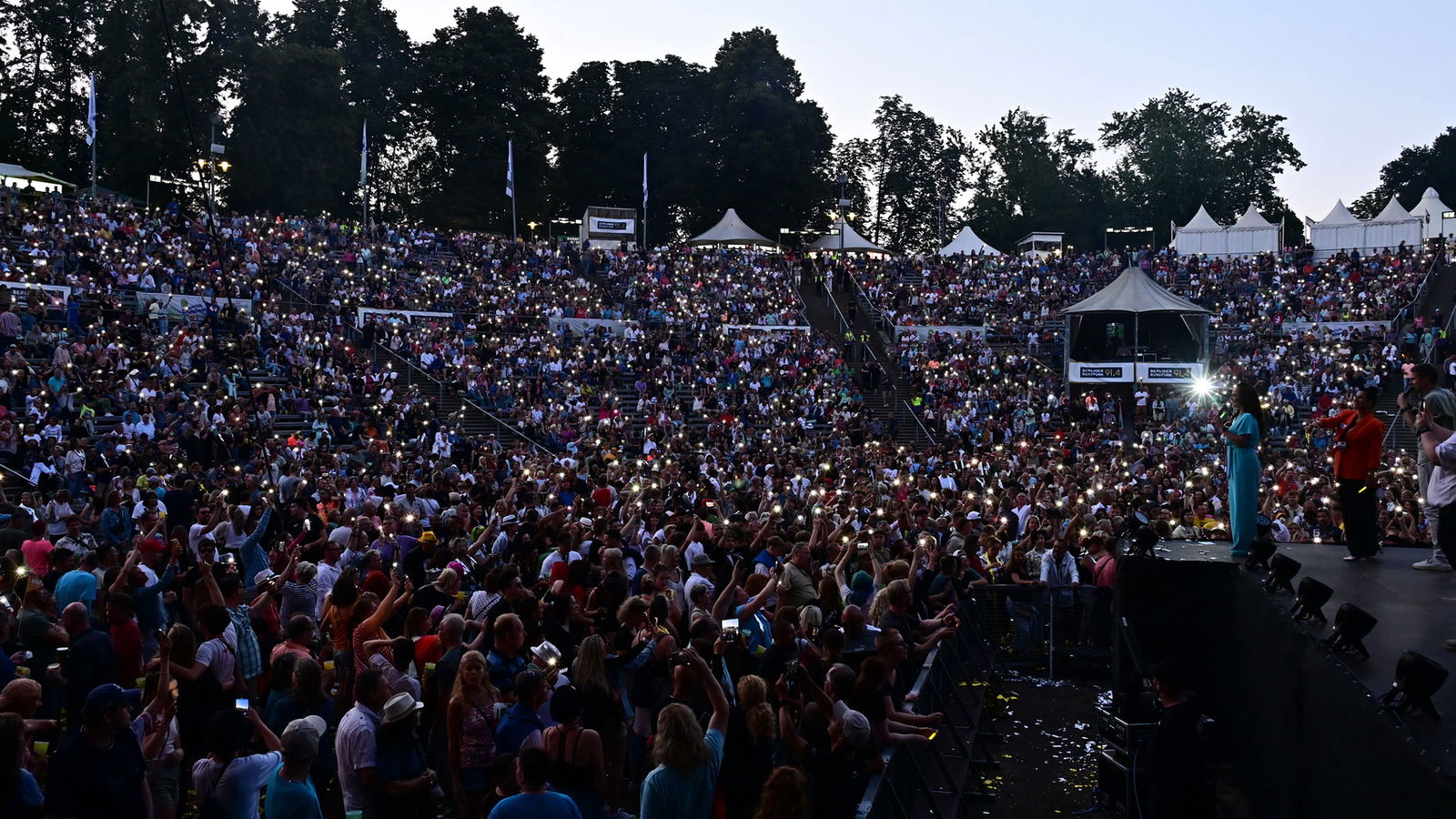Ein Taschenlampenkonzert mit Simone, Frank und Annika auf der Bühne