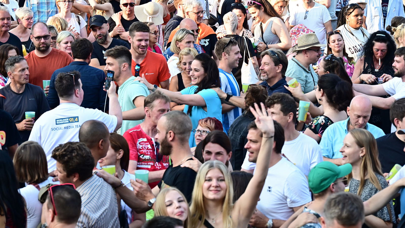 Eine Polonaise durchs Publikum und unsere Moderatoren mittendrin