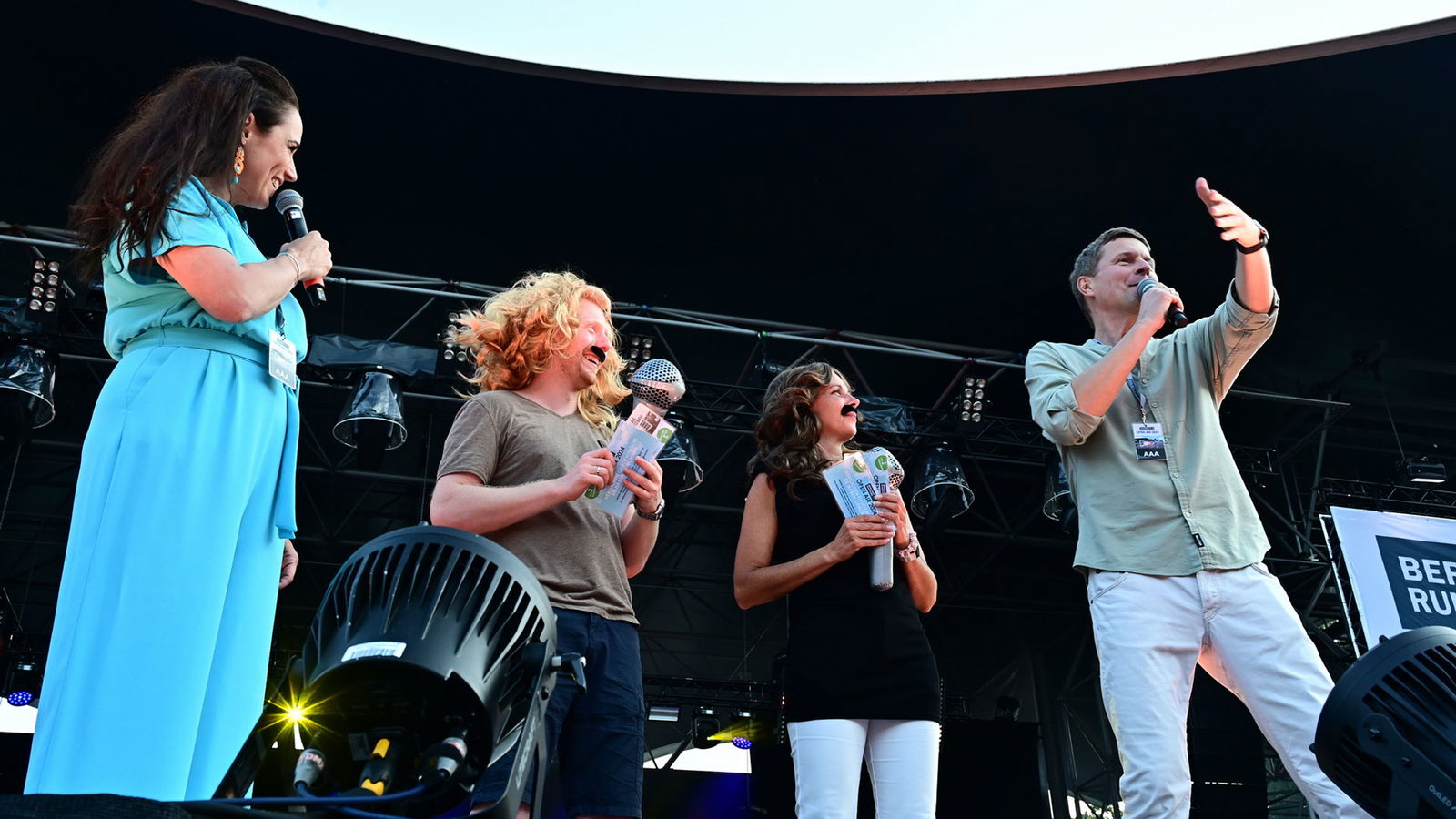 Simone und Frank auf der Bühne mit zwei Zuschauern, welche Künstler die wohl nachmachen mussten...