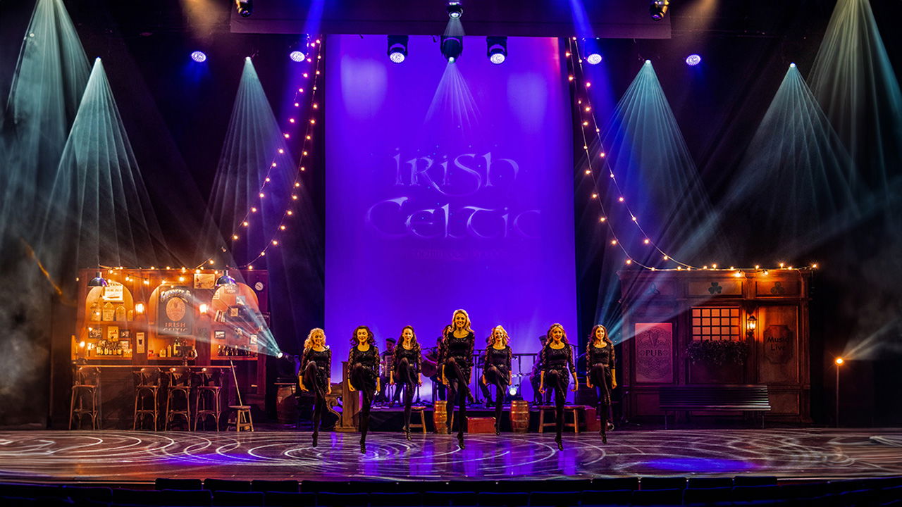 Stepptanztruppe Irish Celtic beim Auftritt auf der Bühne