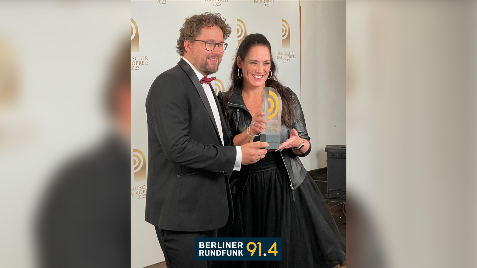 Simone Panteleit und Christian Fuchs halten den Radiopreis 2023