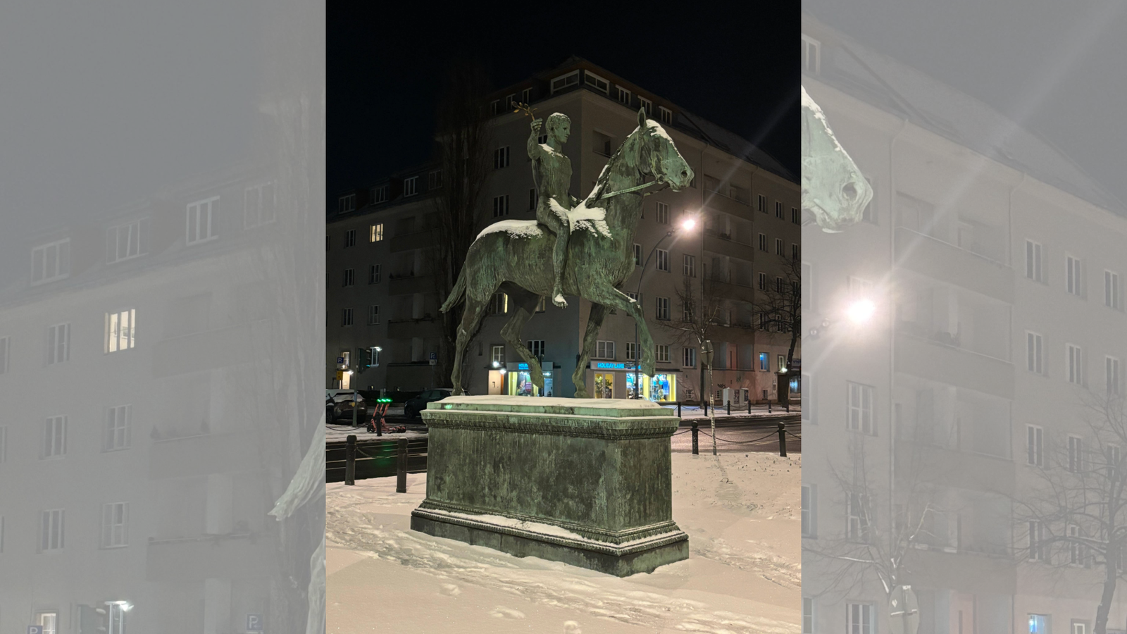 Headerbild von der Statute eines nackten Reiters im dunkeln in Berlin Westend fotografiert