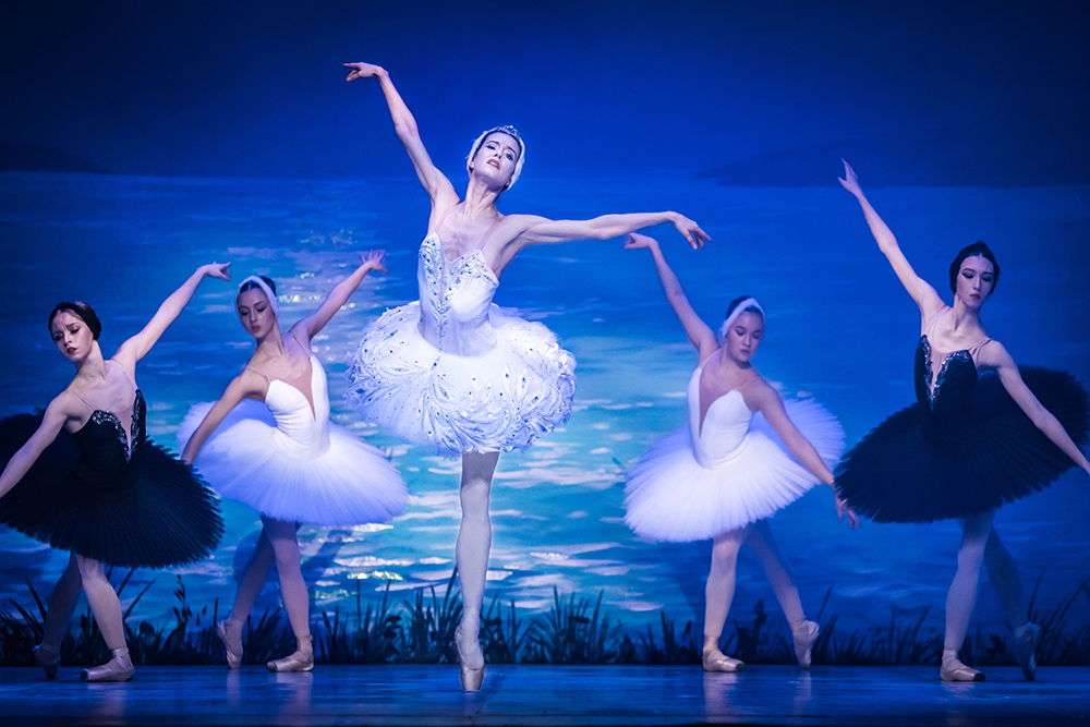 Fünf Balletttänzerinnen auf der Bühne bei einem Tanz aus Schwanensee