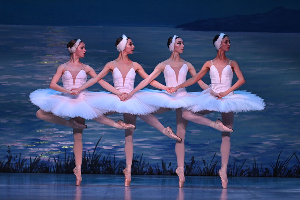 Vier Balletttänzerinnen auf der Bühne bei einem Tanz aus Schwanensee