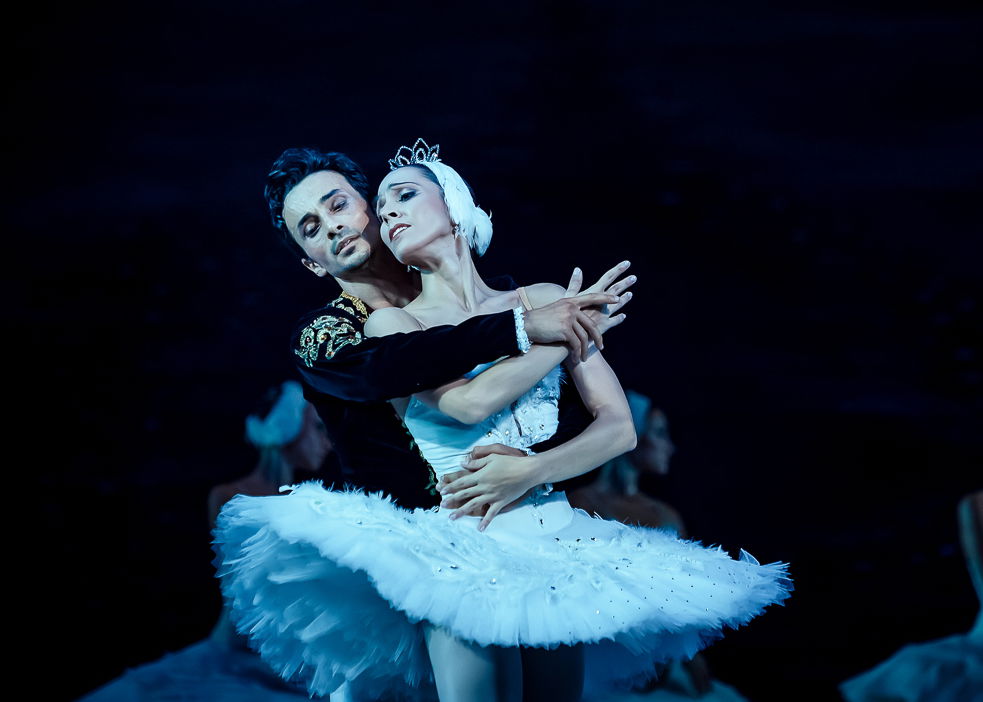 Ein männlicher und eine weibliche Balletttänzerin auf der Bühne bei einem Tanz aus Schwanensee