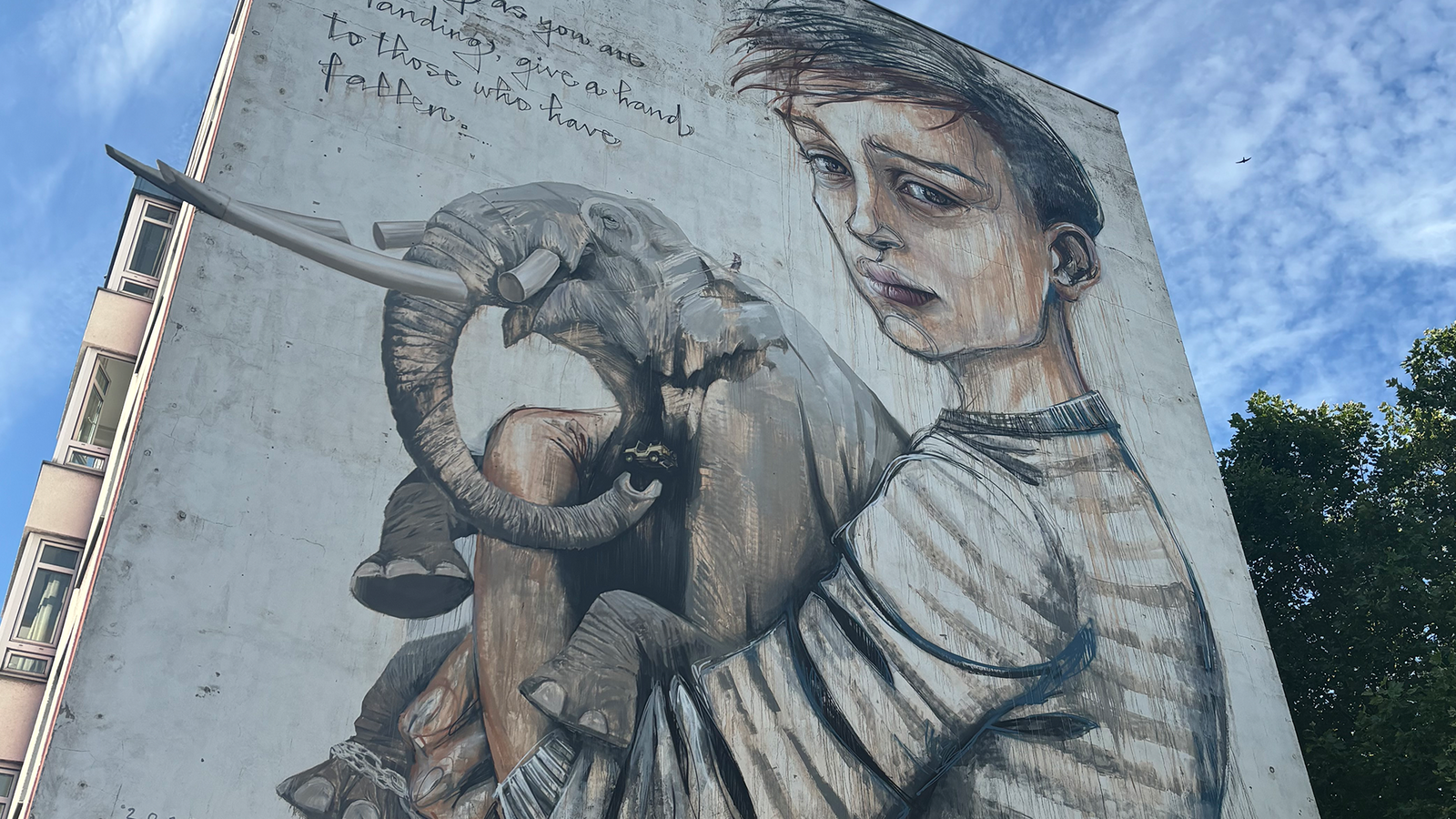 IDKOKDS Junge mit Elefant in Moabit