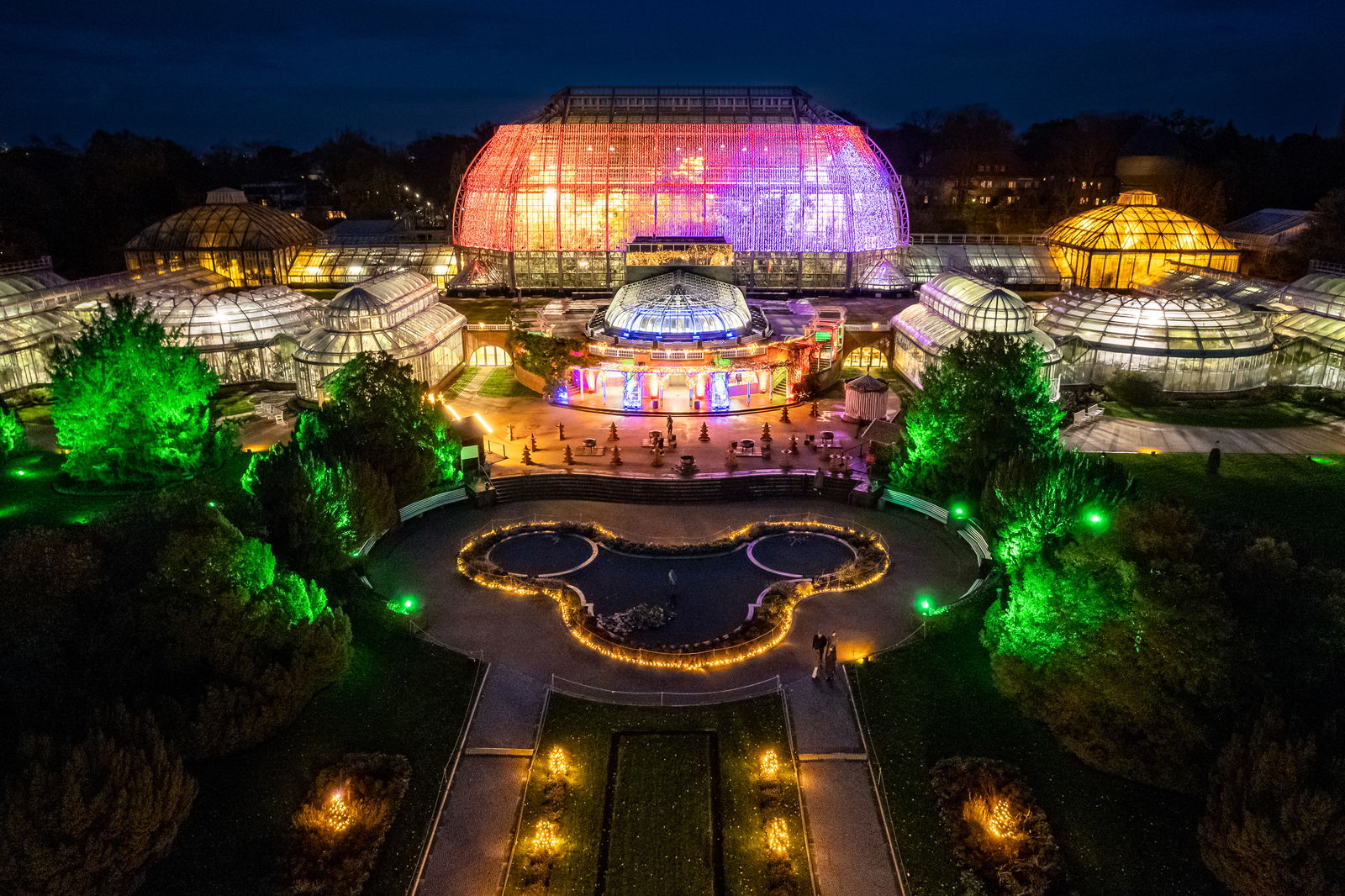 Botanischer Garten bunt angeleuchtet während des Christmas Garden