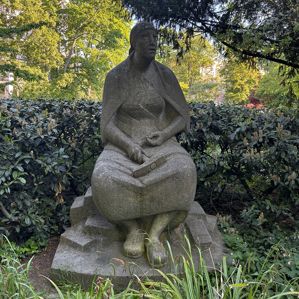 Frau mit Hammer in der Hasenheide