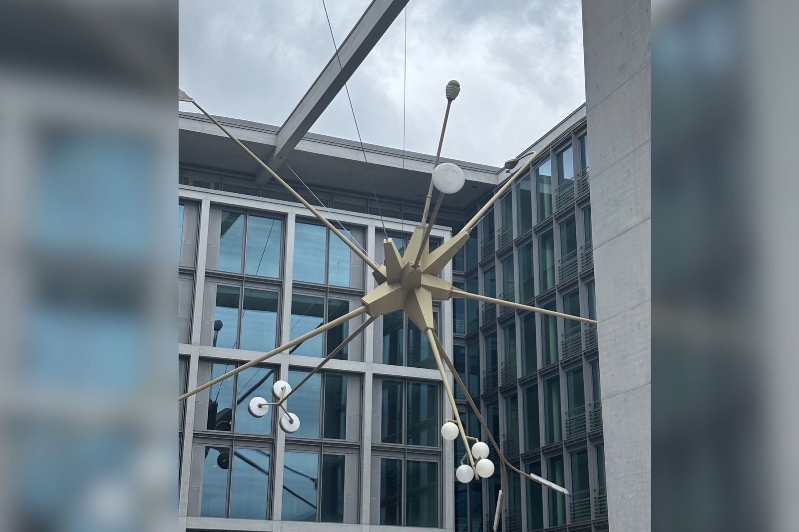 Stern im Regierungsviertel für Ist das Kunst oder kann das weg