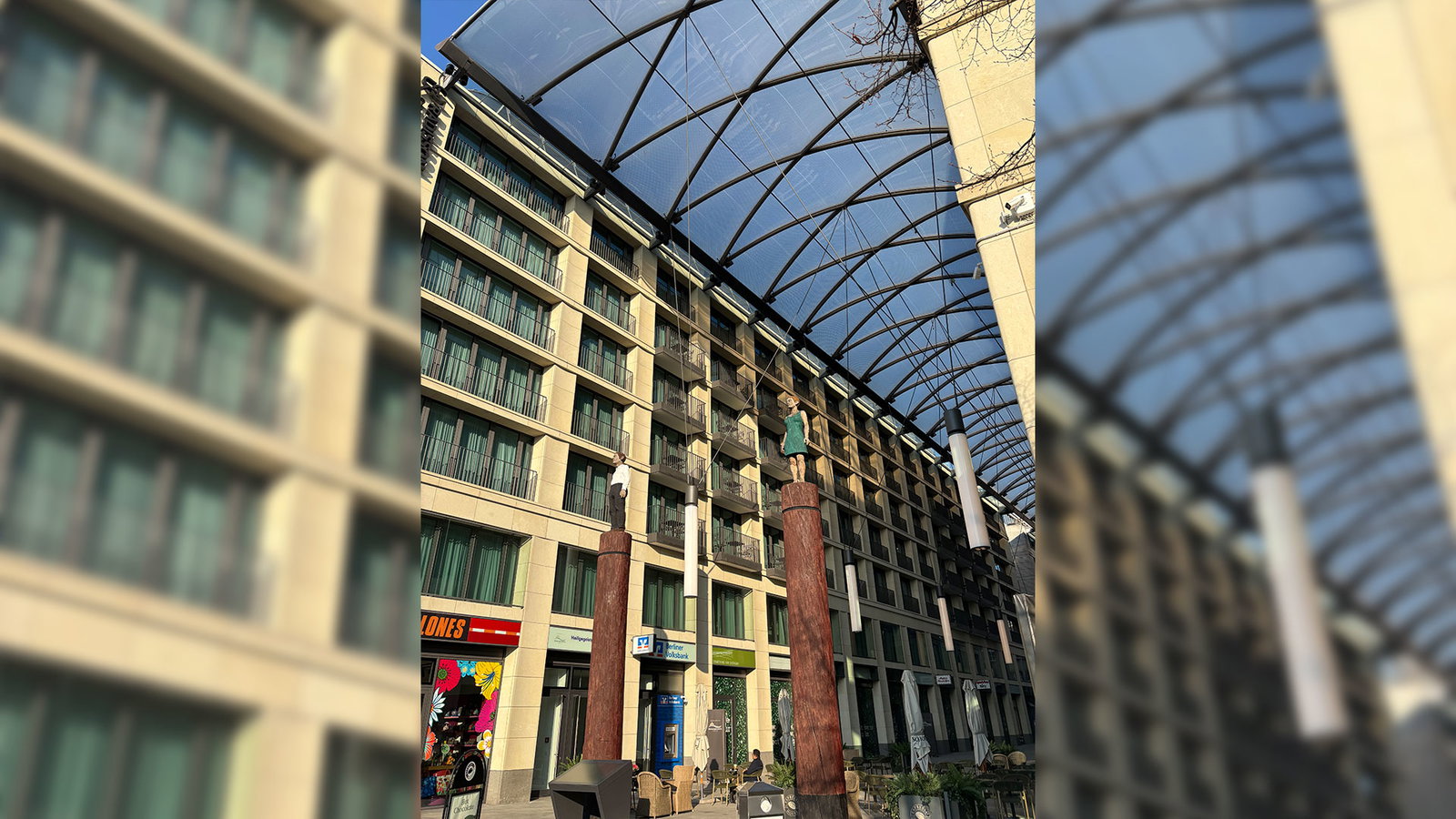 Holzmenschen am Dom Aquarée