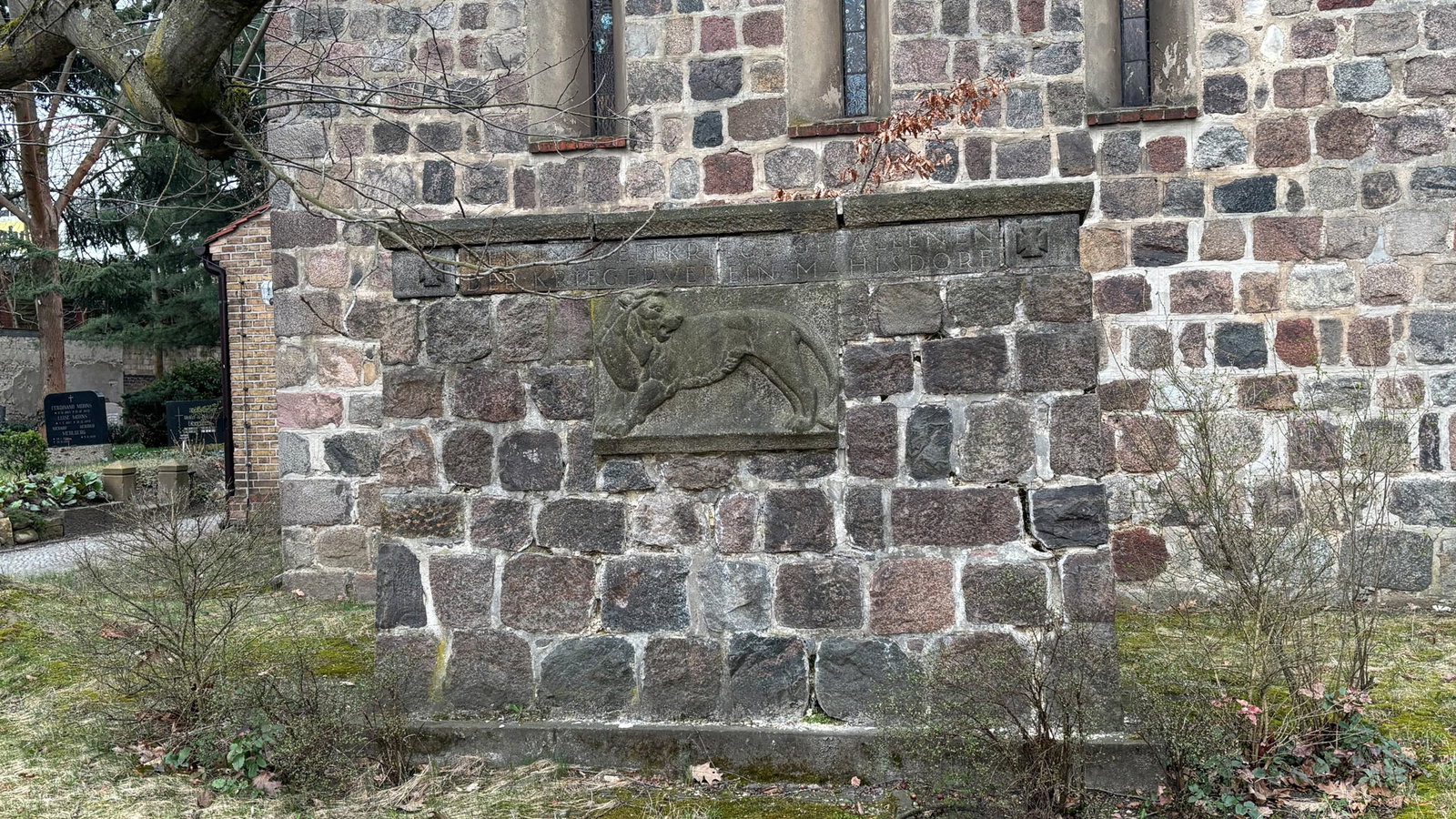 Löwenemblem auf Steinstatue