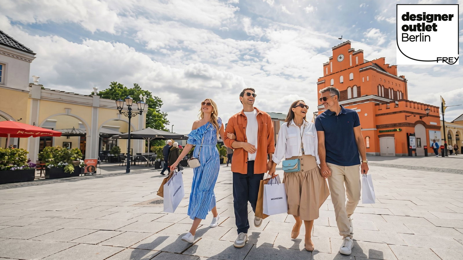 Vier Menschen kaufen bei schönem Wetter ein