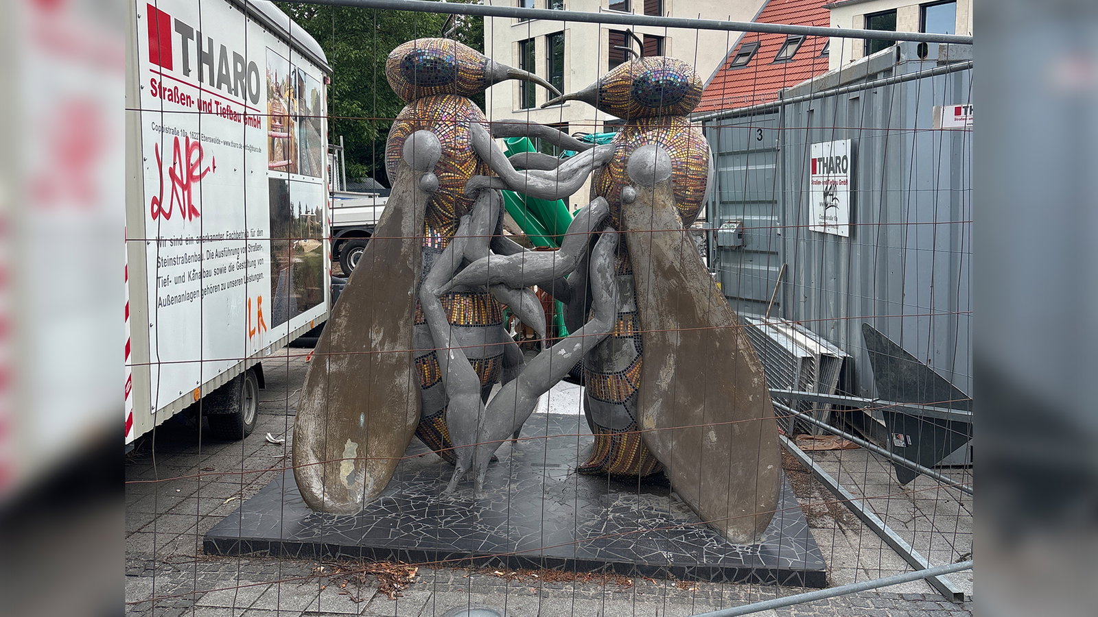 Eine Skulptur von Bienen auf Mosaiken