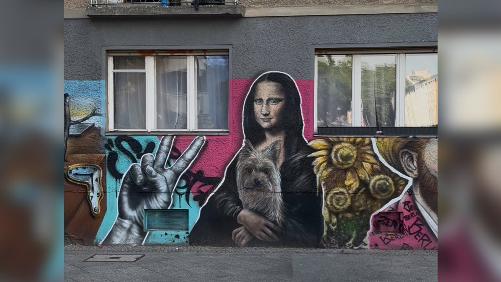 Eine Wand mit Graffiti Kunst in Berlin