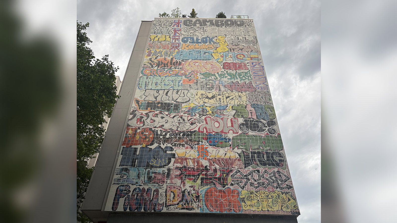 Graffiti-Fliesenspiegel in Berlin