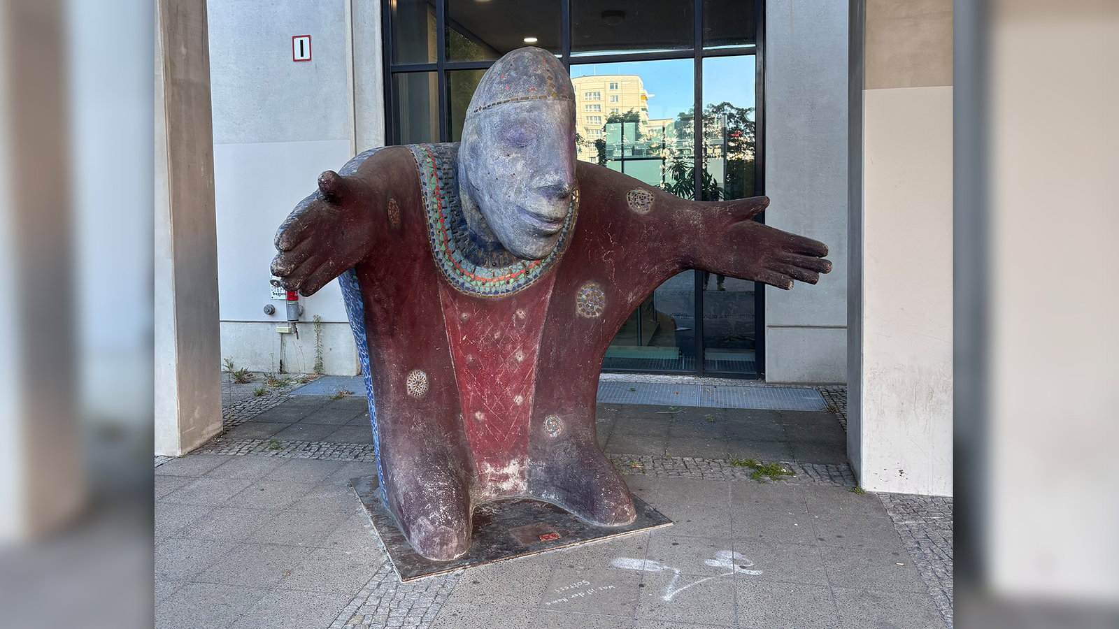 Figur vor dem Rathaus Mitte