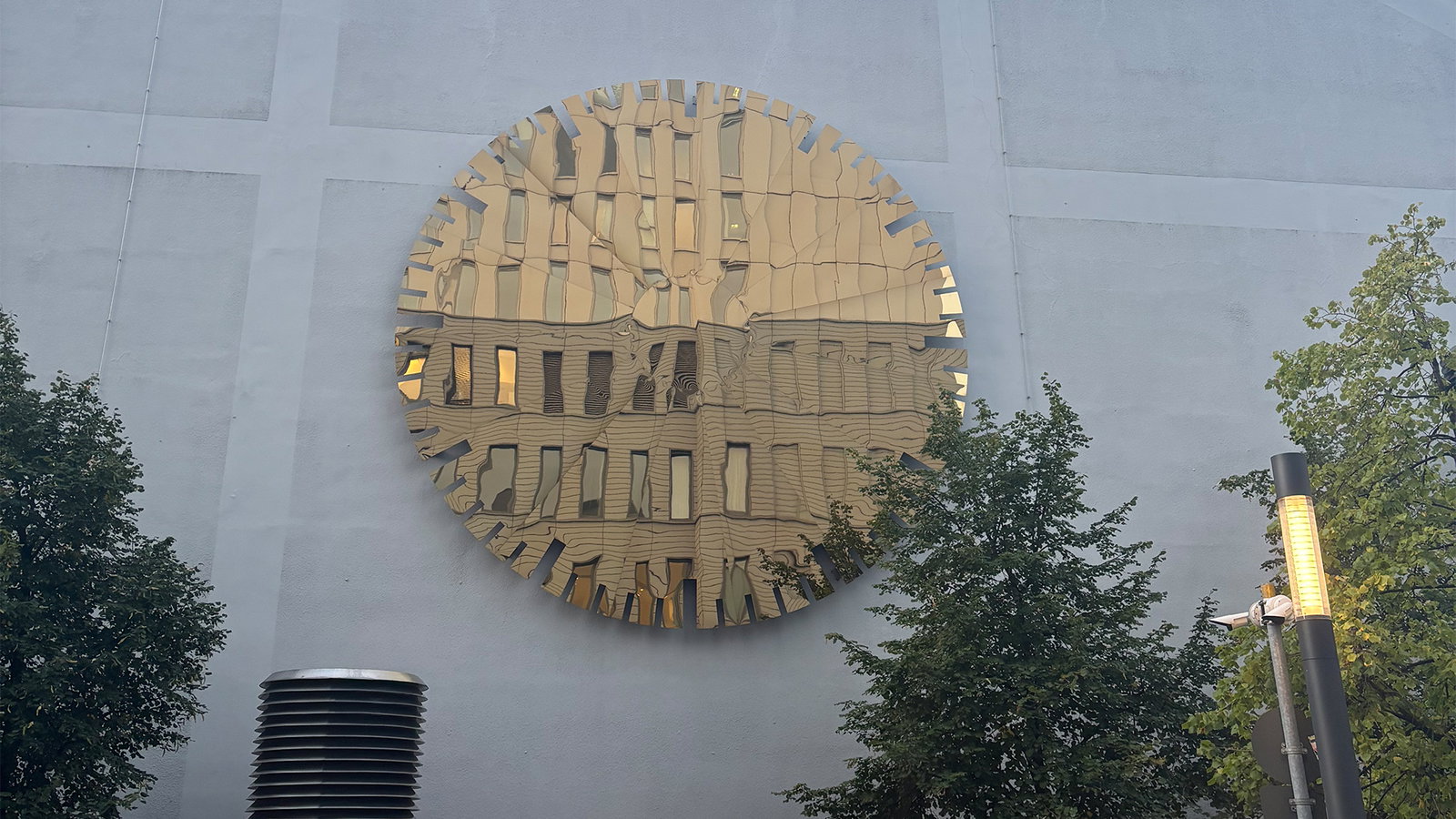 Goldene Scheibe vor der Charité in Berlin
