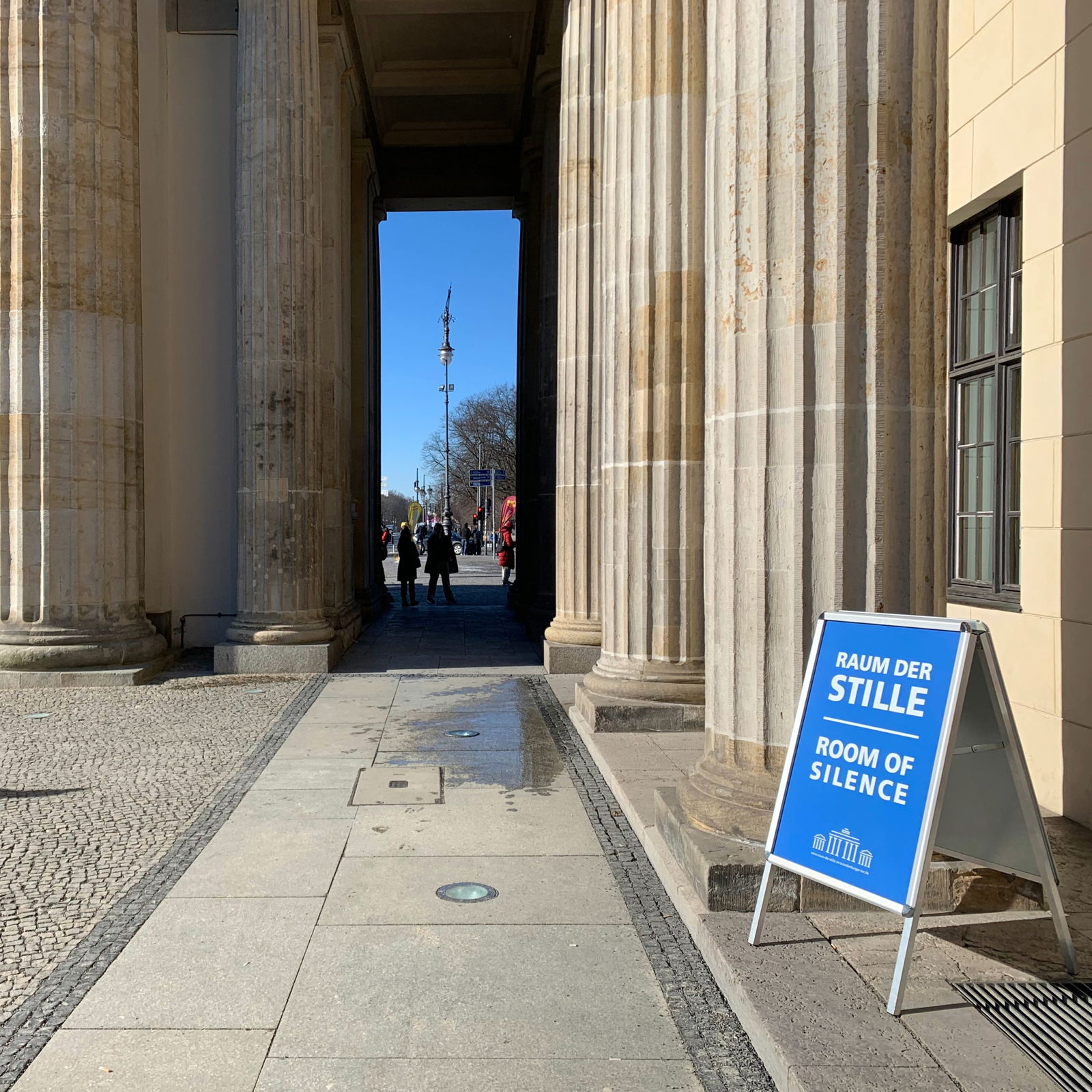 U Brandenburger Tor – (Raum der Stille) 